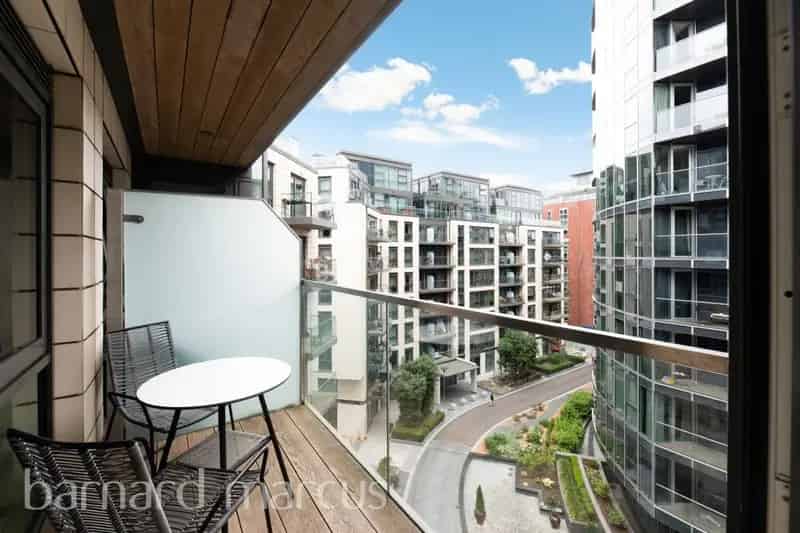 Modern 2-Bedroom Apartment in SW18 with Premium Amenities