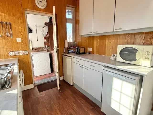 Three Double Bedroom Family Home in Wollaton Park