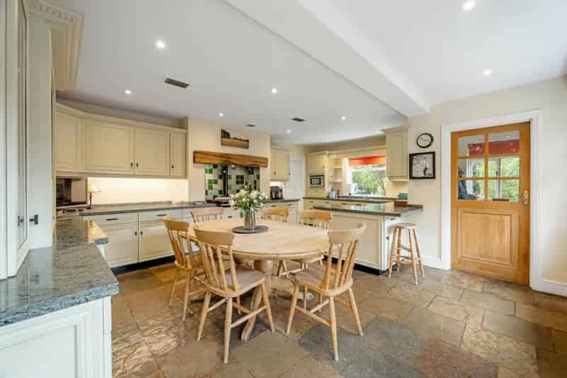 7 Bedroom Family Home with Pool and 2 Acres of Land