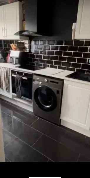 Large 3 Bed Flat New Heaters