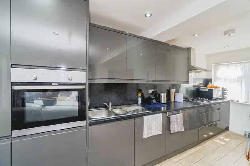 Stylish Two Bedroom Flat Barking - Open Plan Living Balcony En Suite