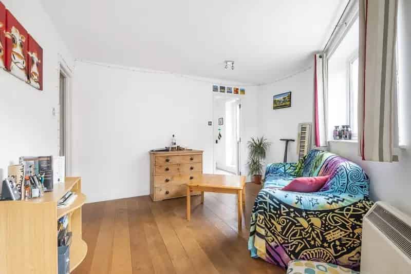Canal Side Furnished Flat Near Canada Water