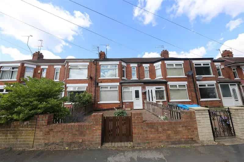3 Bedroom Mid Terraced House For Sale HU5