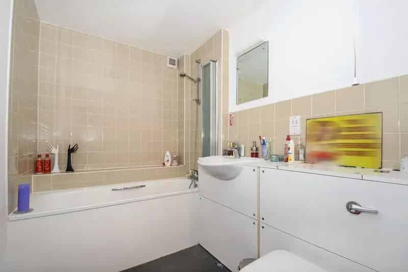 Spacious Two Double Bedroom Apartment with Private Balcony