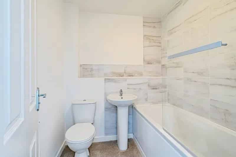 Modern Mid-Terraced Home - 3 Beds, Allocated Parking, No Upward Chain