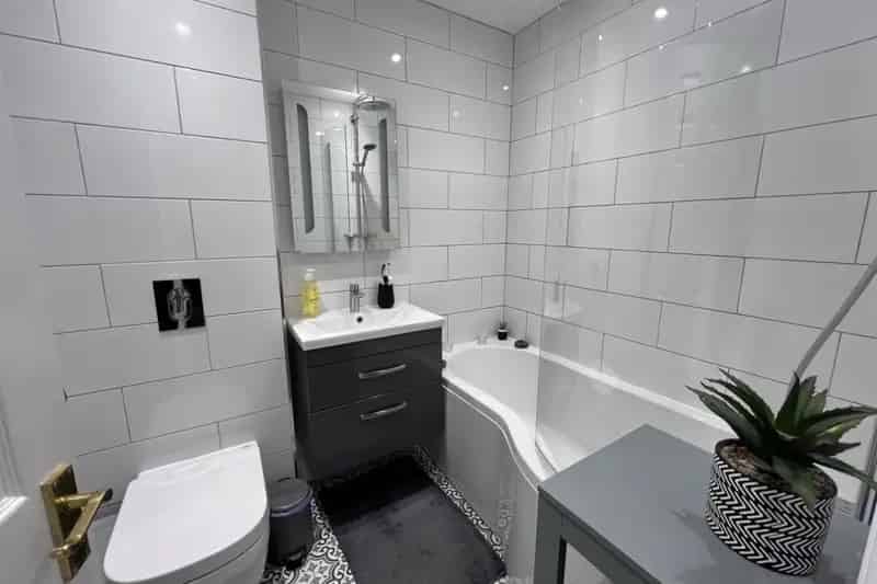 Two Bedroom House Near Stoke Mandeville Hospital