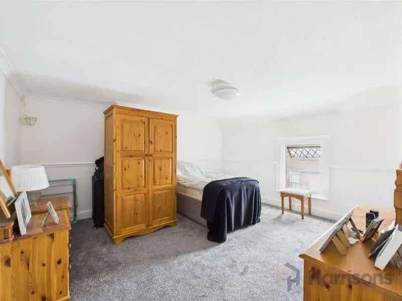 5 bed house for sale