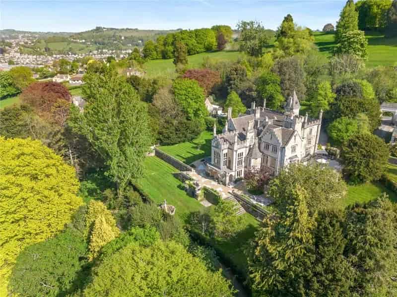 11 Bedroom Detached House For Sale