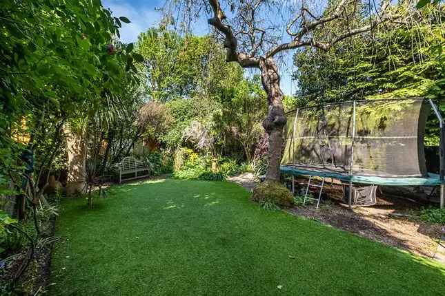 Detached House for Sale in London SW9