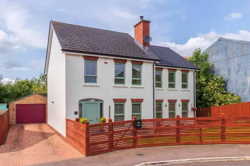 Detached Family Home with Granny Annexe