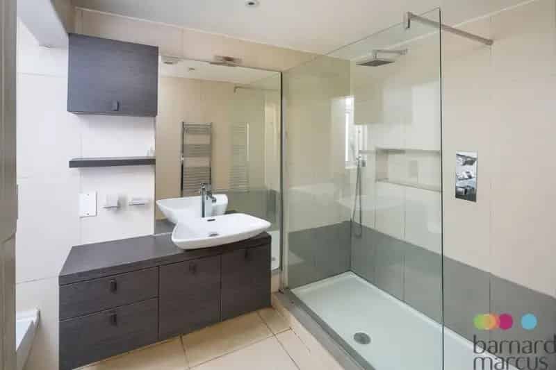 Spacious Earls Court Apartment with Private Garden