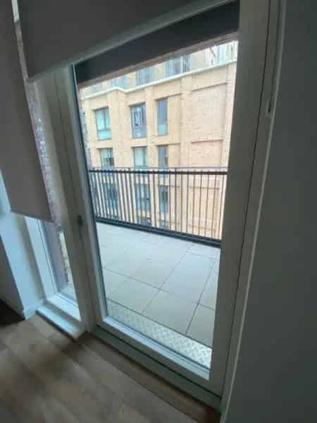 Bright New Build Apartment with Balcony and Great Transport Links