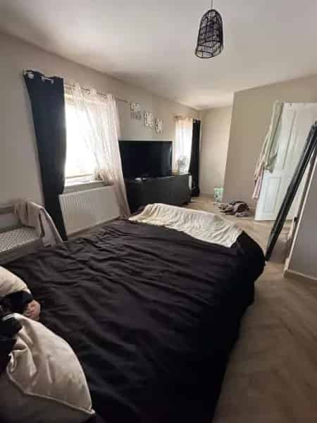 Large 2-Bedroom House with Garden and Driveway