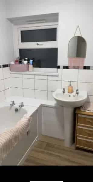 Family Friendly First Floor Flat Near Schools and Park