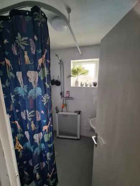 3 Bed House Lovely Wet Room Galley Kitchen Large Garden