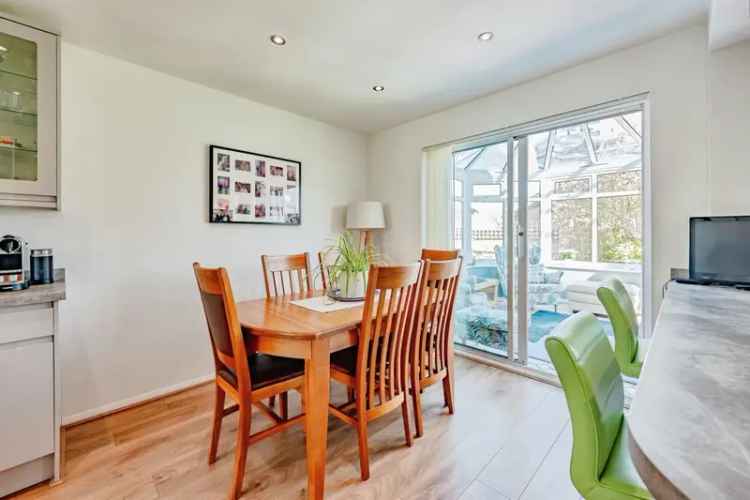 4 Bedroom Family Home with Conservatory and Garage