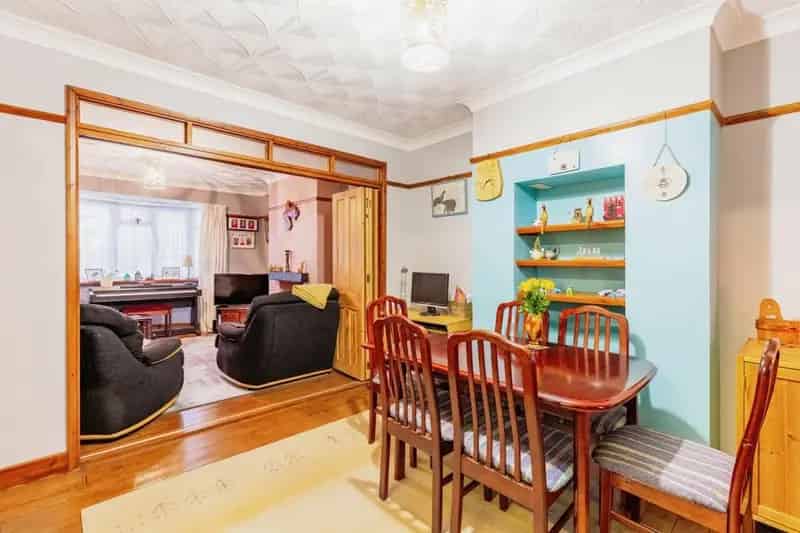3 Bed Semi Detached House with Extension and Large Garden