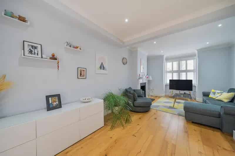 Extended House Near Earlsfield and Tooting Tubes