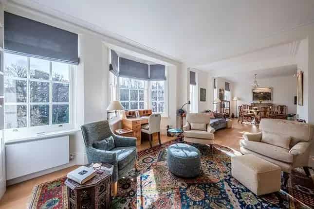 3 Bedroom Apartment for Sale in Coleherne Court SW5