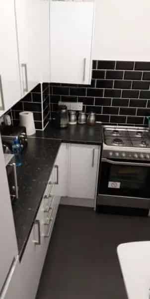 Spacious 2 Bed Ground Floor Flat with Gardens Near Shops and Transport