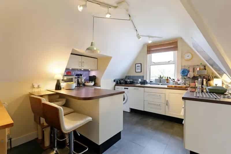 2 Bedroom Flat for Sale Near Streatham Common Station