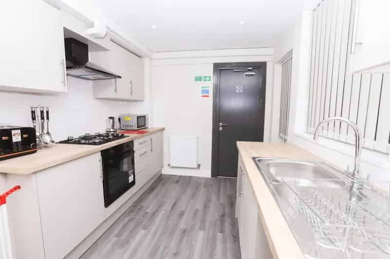 5 bedroom House
 To Let 
Total Size: 1098 SQ FT
