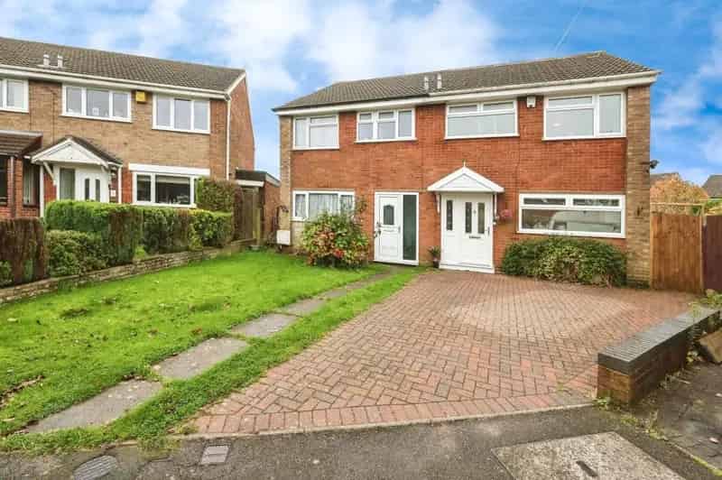 Spacious 3-Bed Semi-Detached House Near Queen Elizabeth Hospital