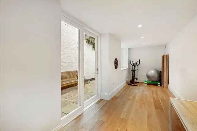 Terraced house to rent in Cambridge Street, London SW1V