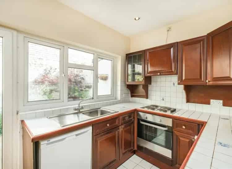 3 Bedroom Terraced House Town Centre Near Tube Lines and Schools