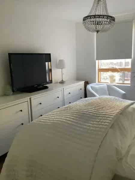 Spacious Flat near Park with Balcony - Central Location