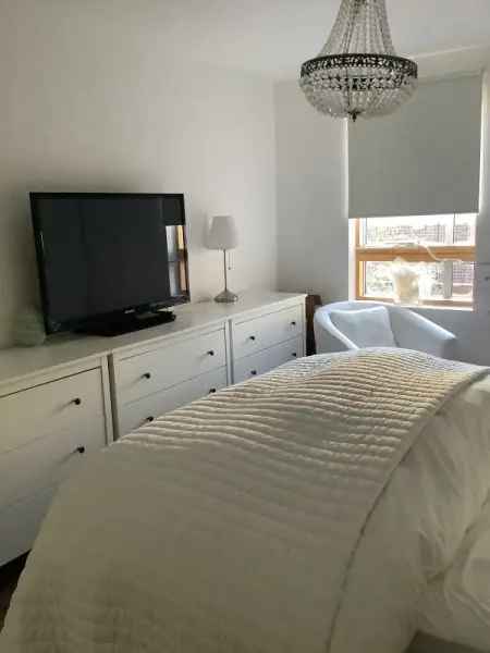 Spacious Flat near Park with Balcony - Central Location