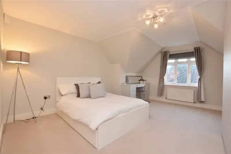 Spacious 2-Bed Apartment in Secure Gated Development Near Amenities and Schools