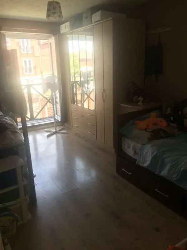 Flat For Rent in Southend-on-Sea, England