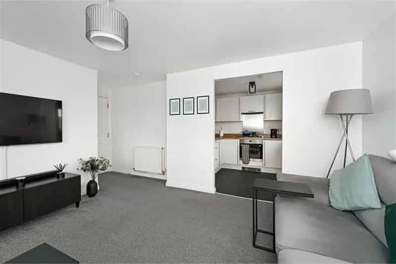2 Bed Ground Floor Flat Bonnyrigg Modern Kitchen Allocated Parking