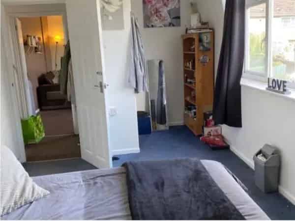 Spacious 2-Bedroom First Floor Flat Near Beaches and Town Centre