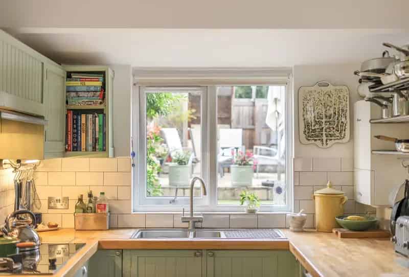 2 Bedroom House for Sale 1150 sq ft Parking No Onward Chain