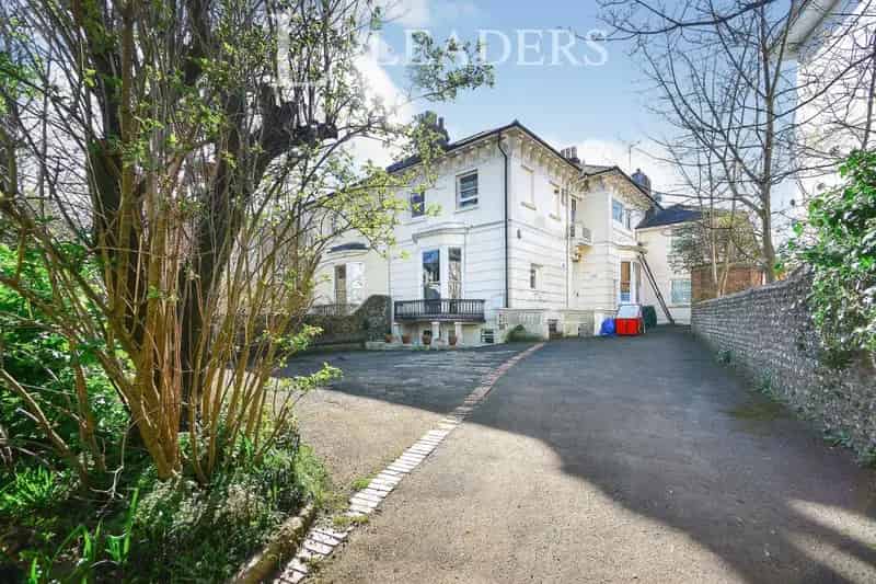 Brighton Mainline Station Studio Flat No Deposit Option