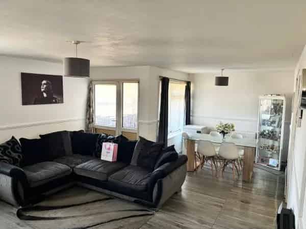 Spacious 2-Bedroom Flat in Kettering Near Shops and Schools
