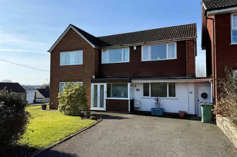 4 Bedroom Link Detached House For Sale