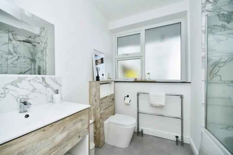 Luxury South-Facing Brighton Apartment with Modern Amenities