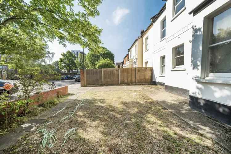 Ealing Broadway Garden Flat - Spacious Double Bedroom, Off-Street Parking