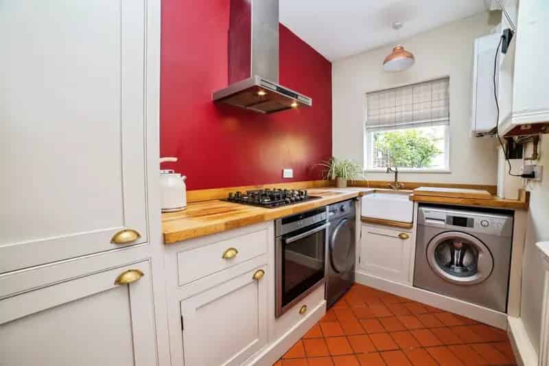 Four Bedroom Mid Terrace House Near Town Centre