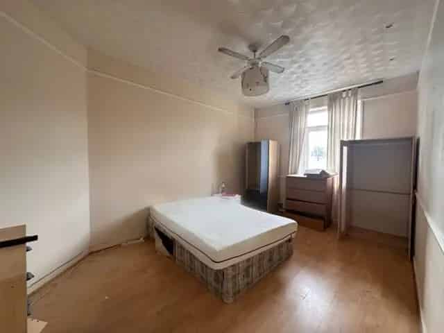 2 Bedroom Unfurnished Flat To Let