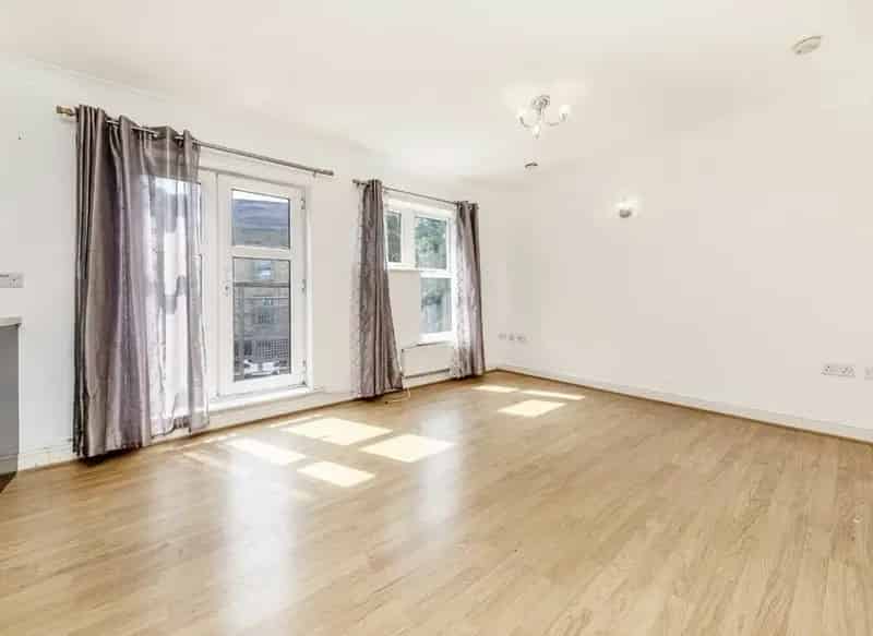 3 Double Bedroom Flat Near Richmond Park and Norbiton Station