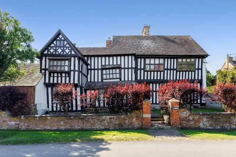 6 bedroom detached house for sale