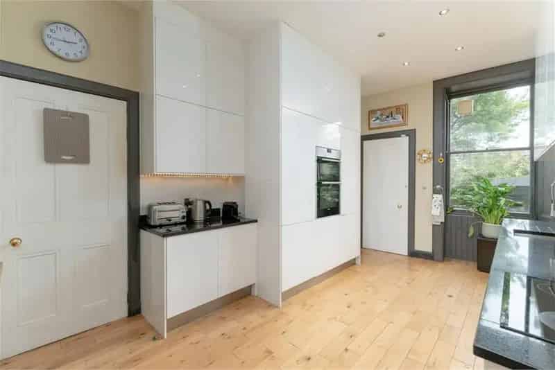2 Bed Flat Maindoor with 2 Reception Rooms Hillside