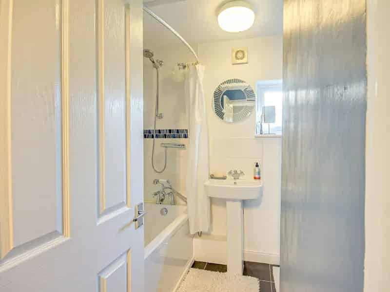 3 Bed Semi Detached House Freehold Modern Kitchen Garden