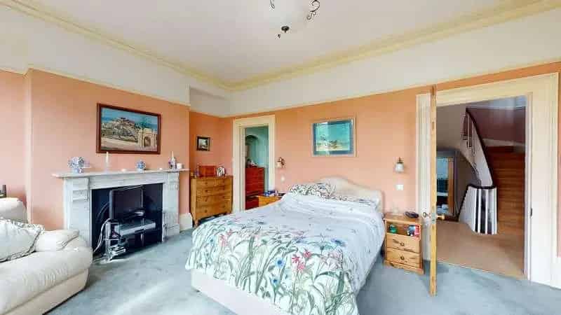 5 bed house for sale