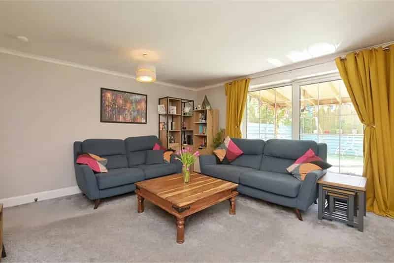 3 Bed Terraced House Livingston - Garage, Driveway & Family Garden
