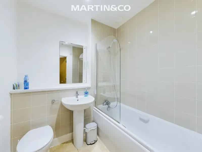 2 Bedroom Flat for Sale in Egham Town Centre